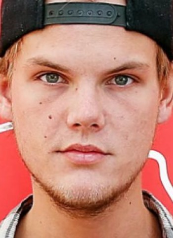 Família de Avicii Lança Álbum de Fotos Íntimo Revelando "Momentos Pessoais Raros" do DJ